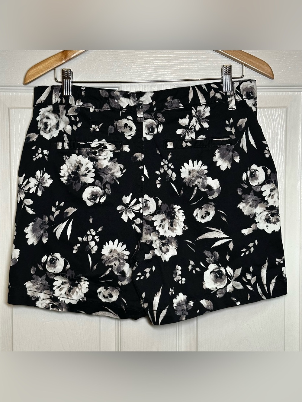 Gloria Vanderbilt Black & White Floral Chino Shorts Size 8 Resortwear Beach - Picture 2 of 3